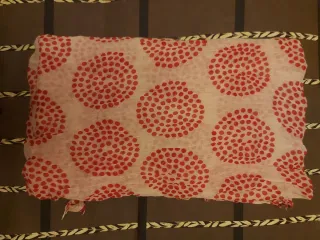 Pañuelo blanco con círculos rojos