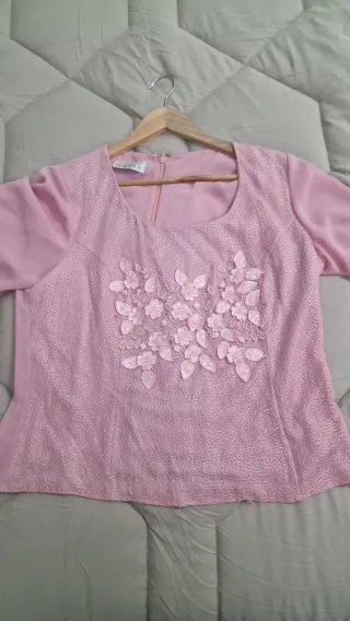 Traje rosa empolvado con top y falda.