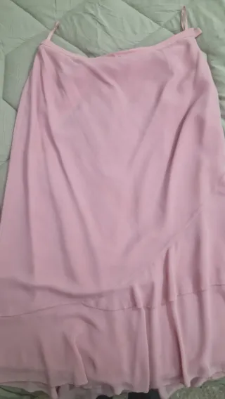 Traje rosa empolvado con top y falda.