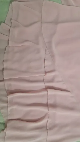 Traje rosa empolvado con top y falda.