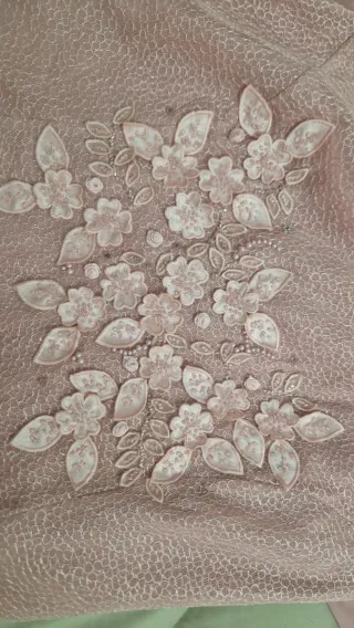 Traje rosa empolvado con top y falda.