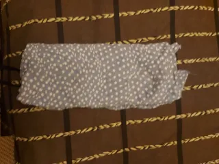 Pañuelo azul con puntos blancos