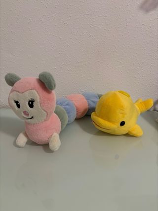 Pack 4 peluches: gusano, ballena y 2 muñecas