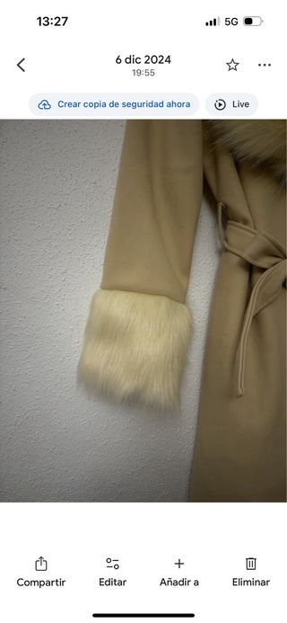Abrigo beige con cinturón y detalles de pelo