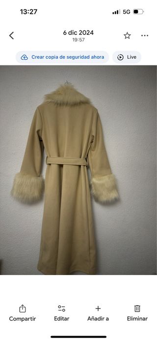 Abrigo beige con cinturón y detalles de pelo