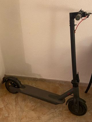 Patinete eléctrico gris