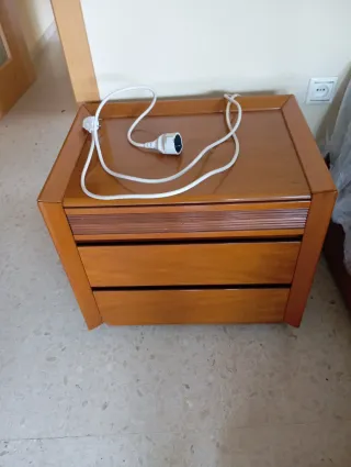 Dos mesitas de noche de madera