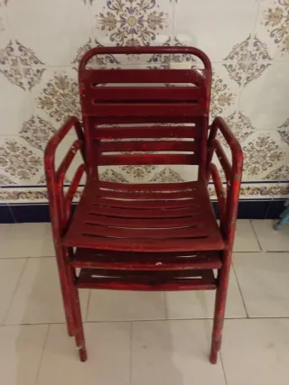 Sillas de hierro vintage rojas (apilables)