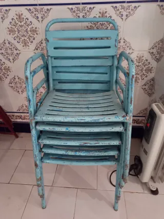 Sillas de hierro vintage rojas (apilables)