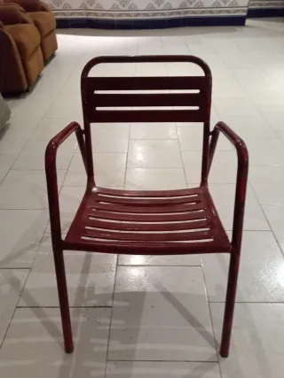 Sillas de hierro vintage rojas (apilables)