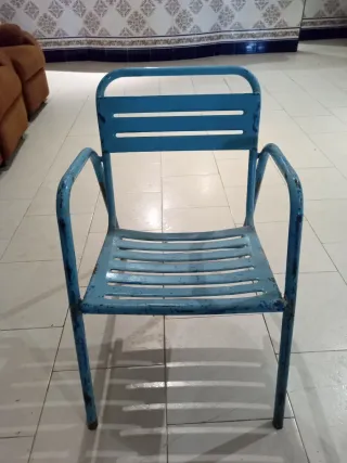 Sillas de hierro vintage rojas (apilables)