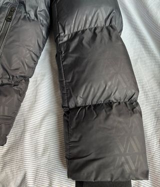 Plumífero Negro con Capucha y Mangas Desmontables