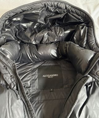 Plumífero Negro con Capucha y Mangas Desmontables