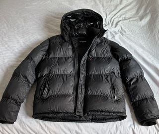 Plumífero Negro con Capucha y Mangas Desmontables