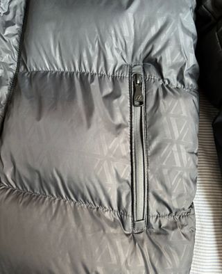 Plumífero Negro con Capucha y Mangas Desmontables