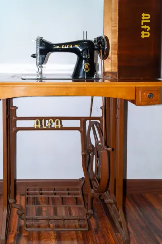 MÁQUINA DE COSER ALFA  (AÑO 1964)