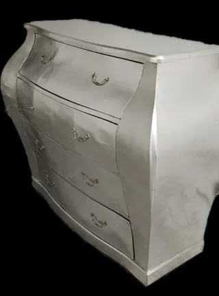 Cómoda elegante plateada