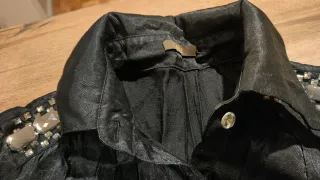 Camisa negra satén mujer pedrería hombros