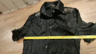 Camisa negra satén mujer pedrería hombros