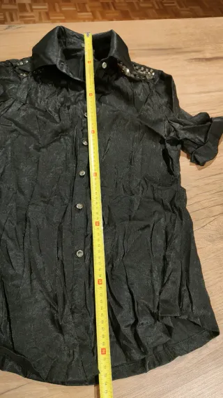 Camisa negra satén mujer pedrería hombros