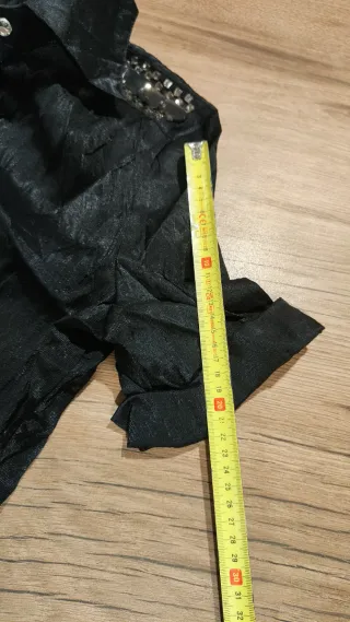 Camisa negra satén mujer pedrería hombros