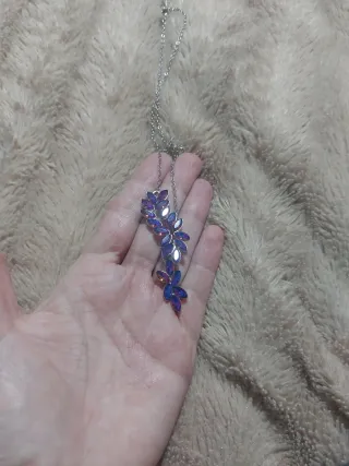 Collar morado y plateado con diseño de hojas