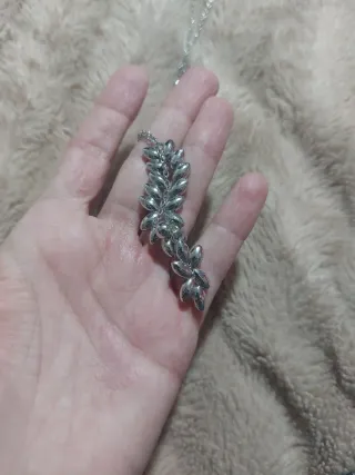 Collar morado y plateado con diseño de hojas