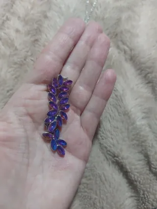 Collar morado y plateado con diseño de hojas