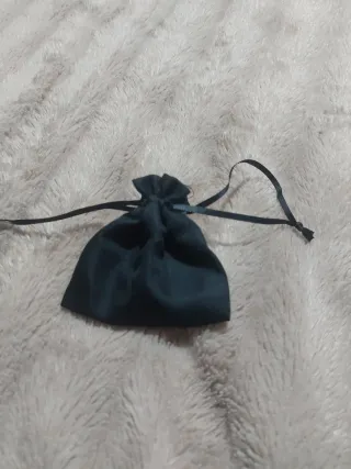 Collar morado y plateado con diseño de hojas