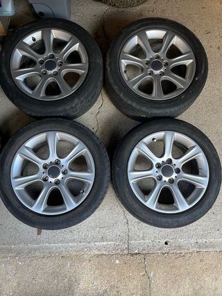 Llanta de aleación plateada de 17. tengo las 4 uni