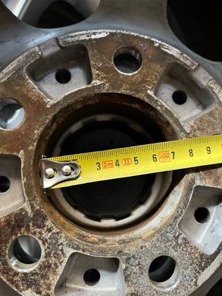 Llanta de aleación plateada de 17. tengo las 4 uni