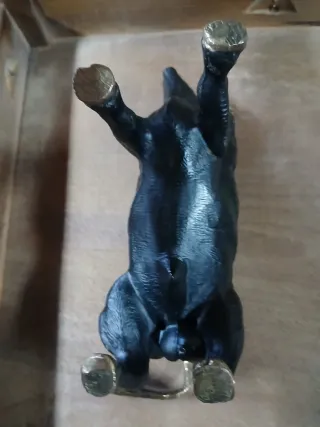 Toro de bronce dorado