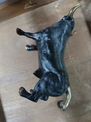 Toro de bronce dorado