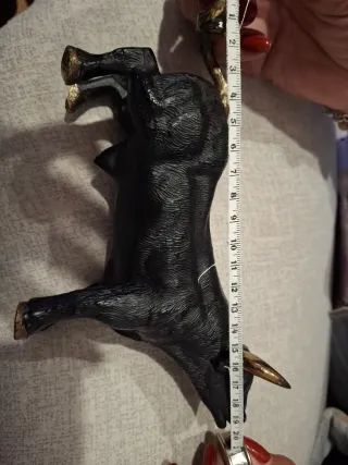 Toro de bronce dorado