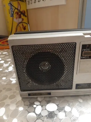 Radio Portátil FM/AM International vintage.
