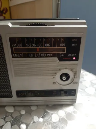 Radio Portátil FM/AM International vintage.