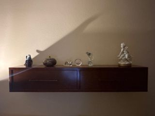 Estantería flotante de madera de cerezo estrecha