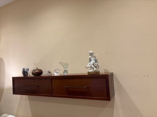 Estantería flotante de madera de cerezo estrecha