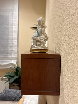 Estantería flotante de madera de cerezo estrecha