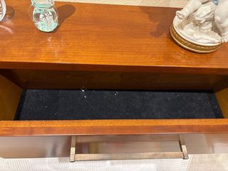 Estantería flotante de madera de cerezo estrecha