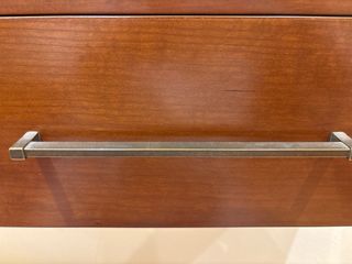 Estantería flotante de madera de cerezo estrecha