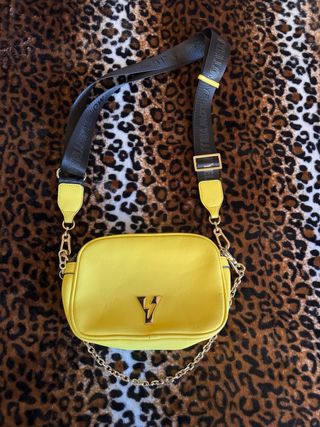 Bolso amarillo con cadena dorada