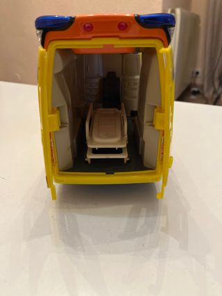 Ambulancia de juguete con camilla