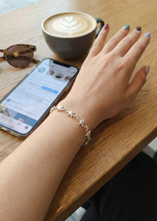 Pulsera de plata con eslabones de estrellas