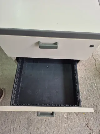 Cajonera de oficina beige y gris