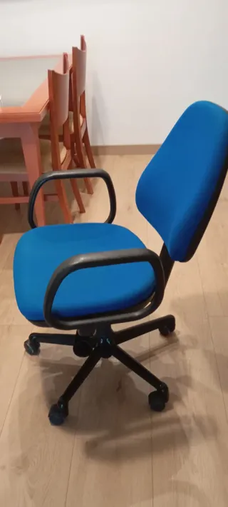 Silla de escritorio azul y negra