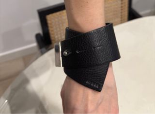 Pulsera de cuero con hebilla plateada