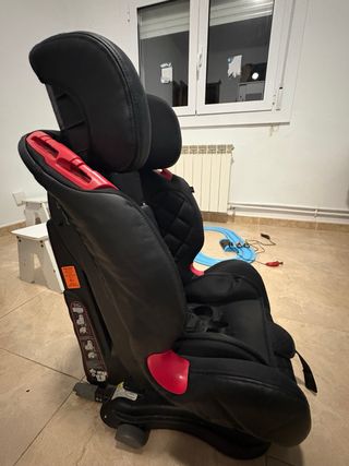 Seggiolino auto con sistema di protezione laterale.