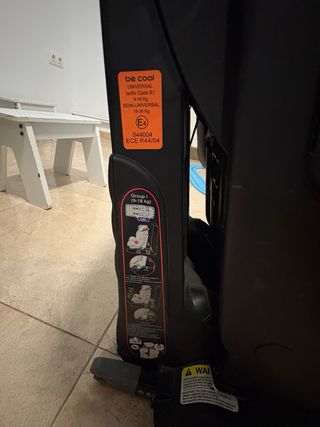 Seggiolino auto con sistema di protezione laterale.