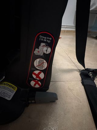 Seggiolino auto con sistema di protezione laterale.